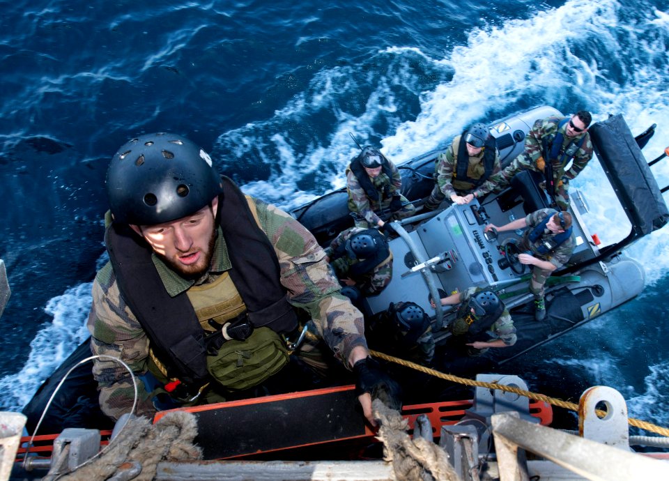 USS MASON (DDG 87) 140101-N-PW661-031 (11773628766)