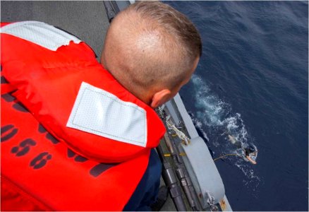 USS Mason sailors train during man overboard drill 130723-N-PW661-011