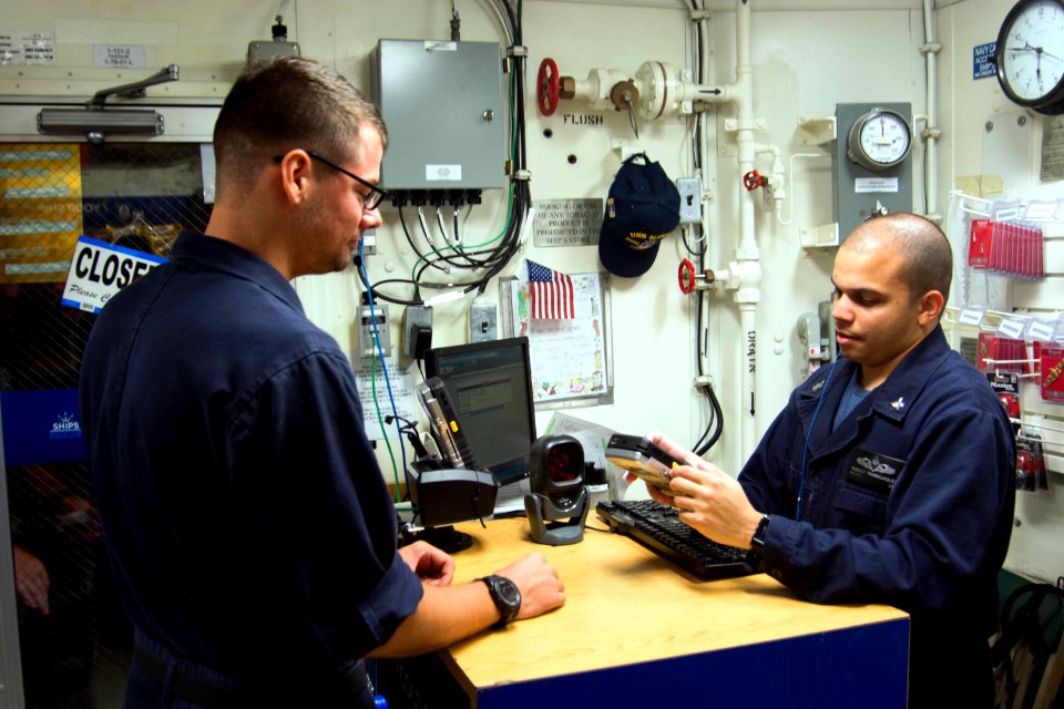 USS Mason (DDG 87) Daily Routine 160922-N-CL027-017