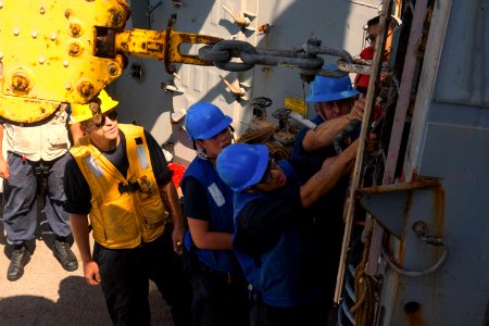 USS Mason (DDG 87) RAS with RFA Fort Victoria 160916-N-CL027-090