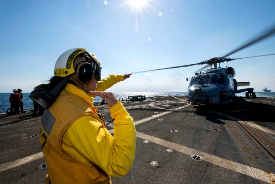 USS Mason flight deck operations 131229-N-PW661-010