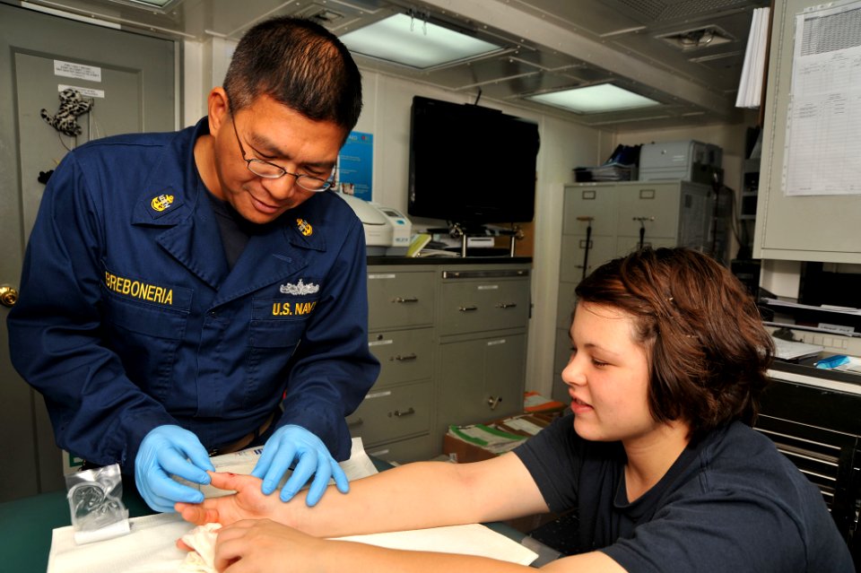 USS McCampbell operations 121106-N-TG831-015