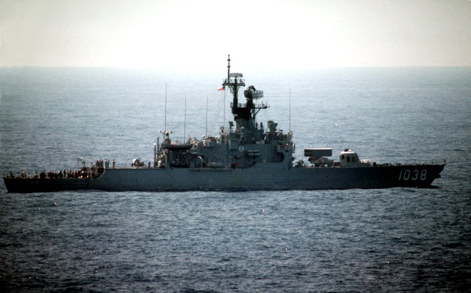 USS McCloy (FF-1038) underway off Florida (USA) on 27 April 1988 (6434017)