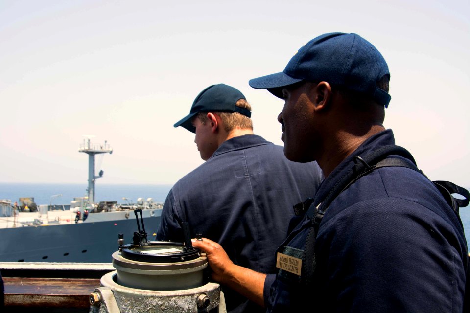 USS Mason (DDG 87) Replenishment-at-Sea with USNS Laramie 160815-N-GK781-018