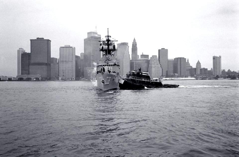 USS McCloy (FF-1038) with a tug off New York City on 29 April 1989 (6453948)