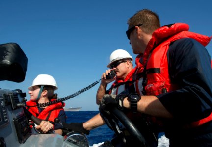 USS Mason search and rescue exercise 131029-N-PW661-017 photo