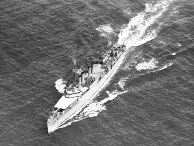 USS McDermut (DD-262) underway at sea in the 1920s (NH 46476)