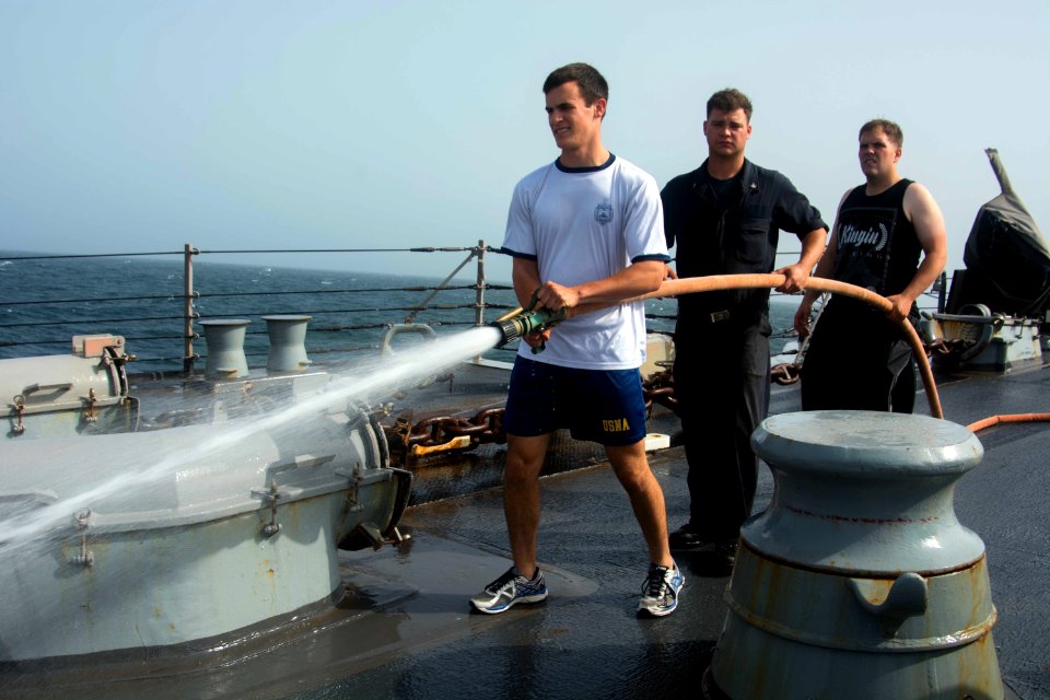 USS Mason (DDG 87) Freshwater Washdown 160805-N-CL027-028