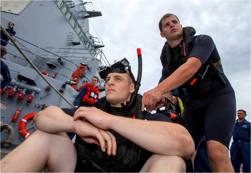 USS Mason sailors train during man overboard drill 130723-N-PW661-006