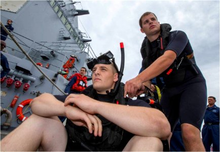 USS Mason sailors train during man overboard drill 130723-N-PW661-006 photo