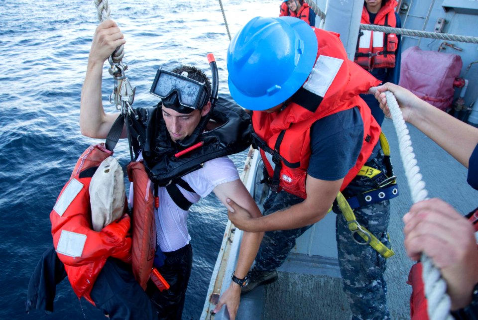 USS Mason operations 131204-N-PW661-044