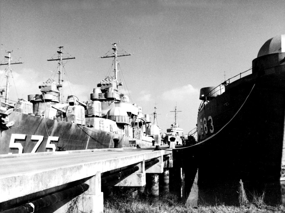 USS McKee (DD-575) and USS Middlesex County (LST-983) laid up at Orange, Texas (USA), circa 1969-1974 (NH 103703)