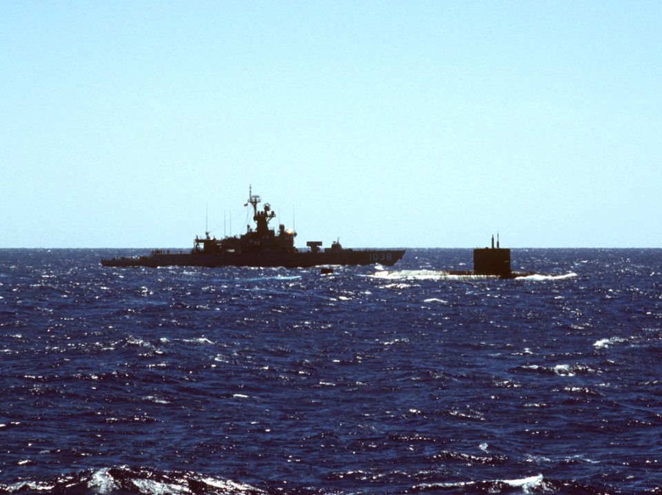 USS McCloy (FF-1038) pulls alongside of USS Bonefish (SS-582) off the coast of Florida on 28 April 1988 (6434301)