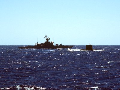 USS McCloy (FF-1038) pulls alongside of USS Bonefish (SS-582) off the coast of Florida on 28 April 1988 (6434301)