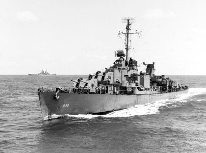 USS Meredith (DD-890) at sea c1946