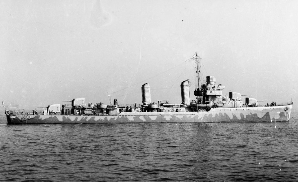 USS Meade (DD-602) off New York City on 20 June 1942 (19-N-30843 ...