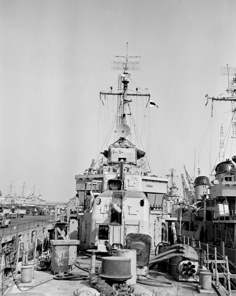 USS Melvin (DD-680) deck view, 1 October 1953 (24742789)