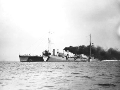 USS McKee (DD-87) underway at sea, in 1918 (NH 66726)