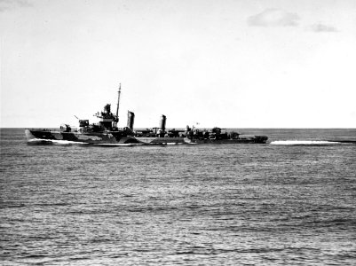 USS Meredith (DD-434) underway in the South Pacific on 22 June 1942 (80-G-13134)