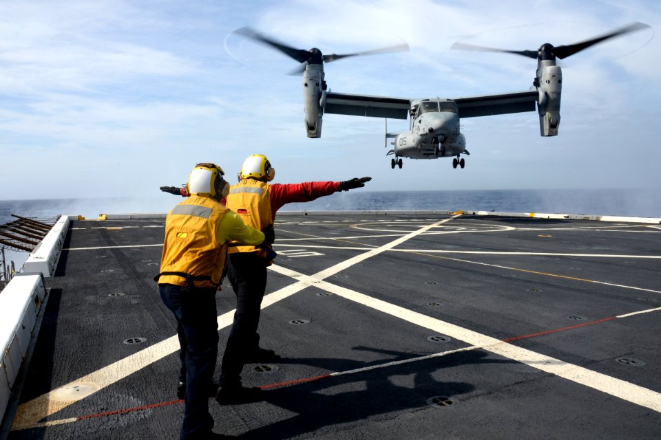 USS Mesa Verde flight deck operations 140215-N-HB951-165