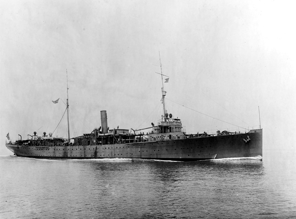USS Melville (AD-2) underway on 16 July 1915 (NH 804)