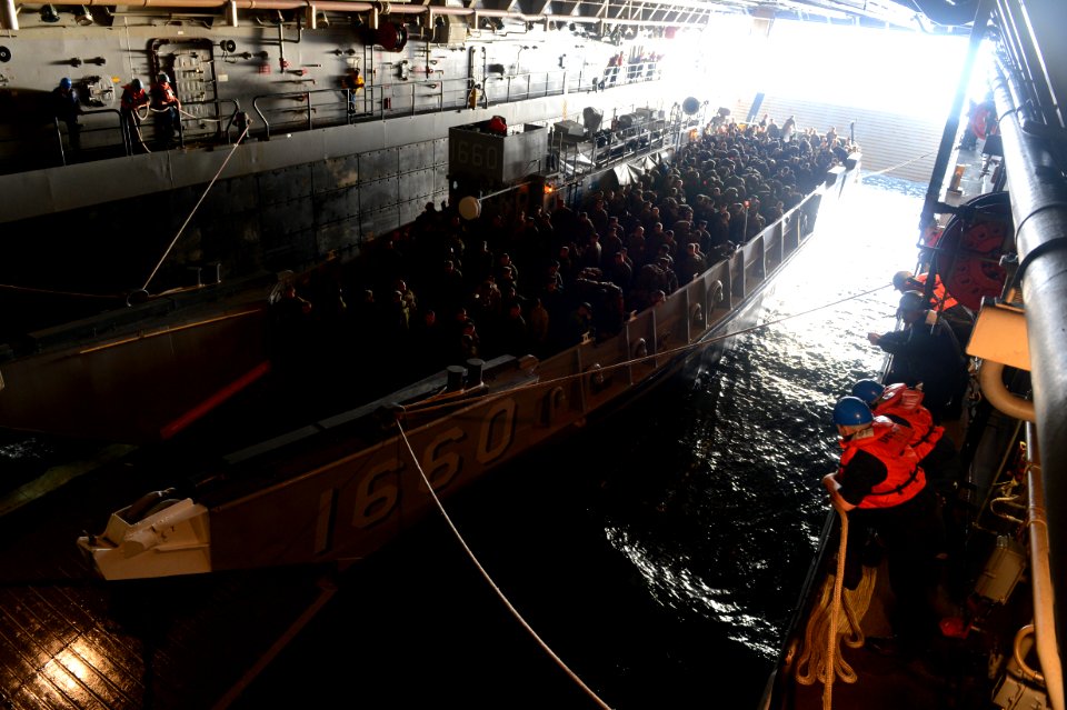 USS Mesa Verde operations 131204-N-BD629-137