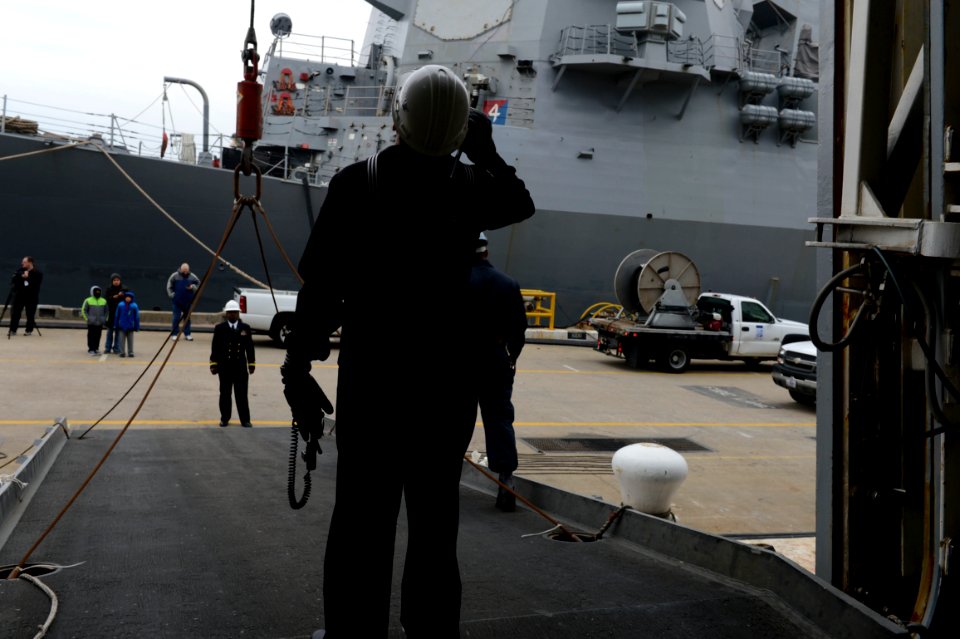 USS Mesa Verde deploys 140208-N-BD629-185