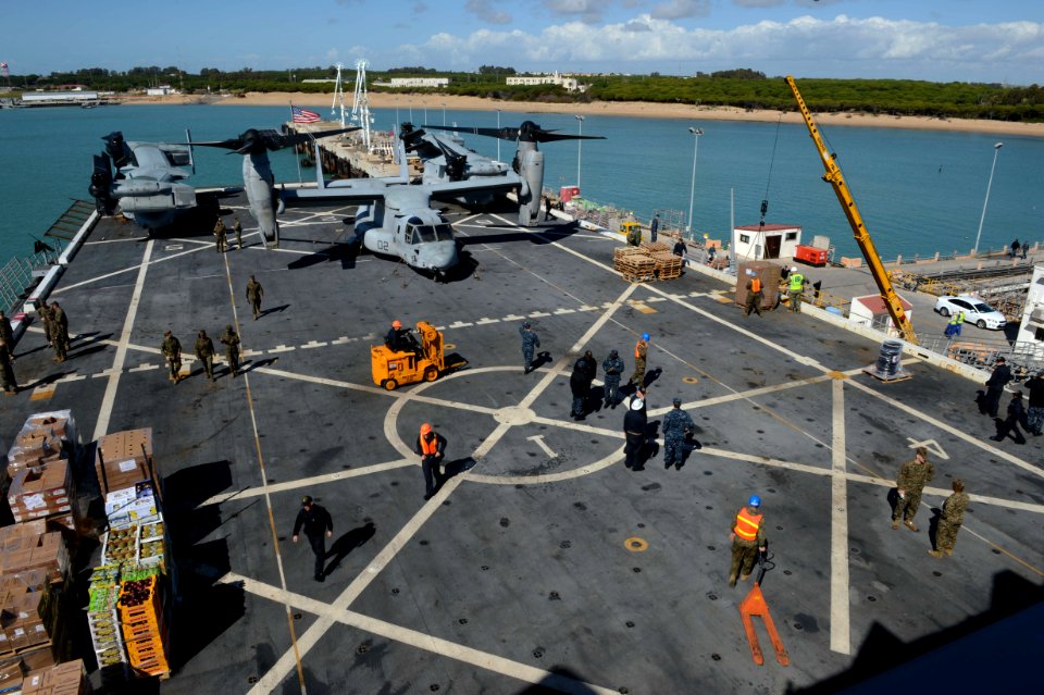 USS Mesa Verde re-supply 140224-N-BD629-257