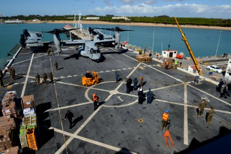 USS Mesa Verde re-supply 140224-N-BD629-257
