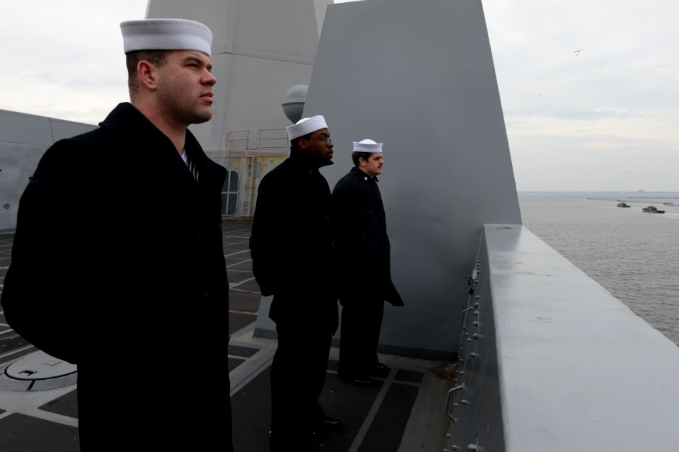 USS Mesa Verde sailors man the rails 140208-N-BD629-240