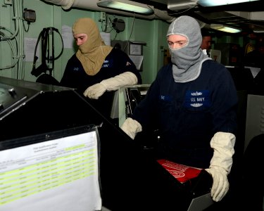 USS Mesa Verde sailors drill 140213-N-HB951-013