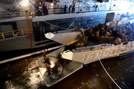 USS Mesa Verde operations 131204-N-BD629-143