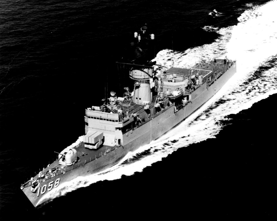 USS Meyerkord (DE-1058) underway in the Pacific Ocean in late 1969 (NH 107485)