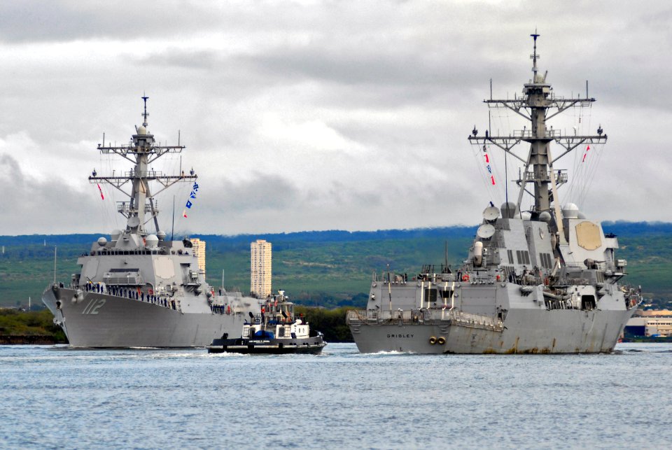 USS Michael Murphy passes USS Gridley. (8430022852)