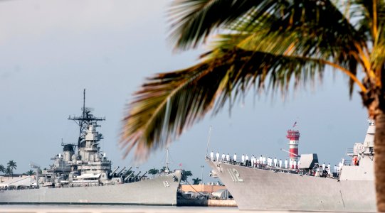 USS Michael Murphy renders honors to the USS Missouri Memorial. (8263440257)