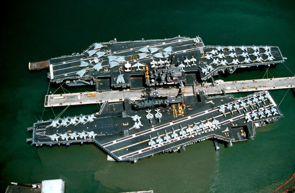 USS Midway (CV-41) and USS Independence (CV-62) docked at Pearl Harbor on 23 August 1991 (6478213)