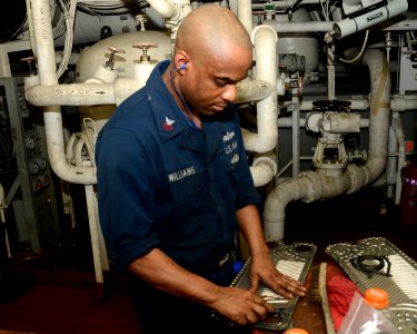 USS Mesa Verde operations 140607-N-HB951-003