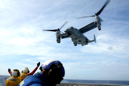 USS Mesa Verde flight deck operations 140215-N-HB951-127