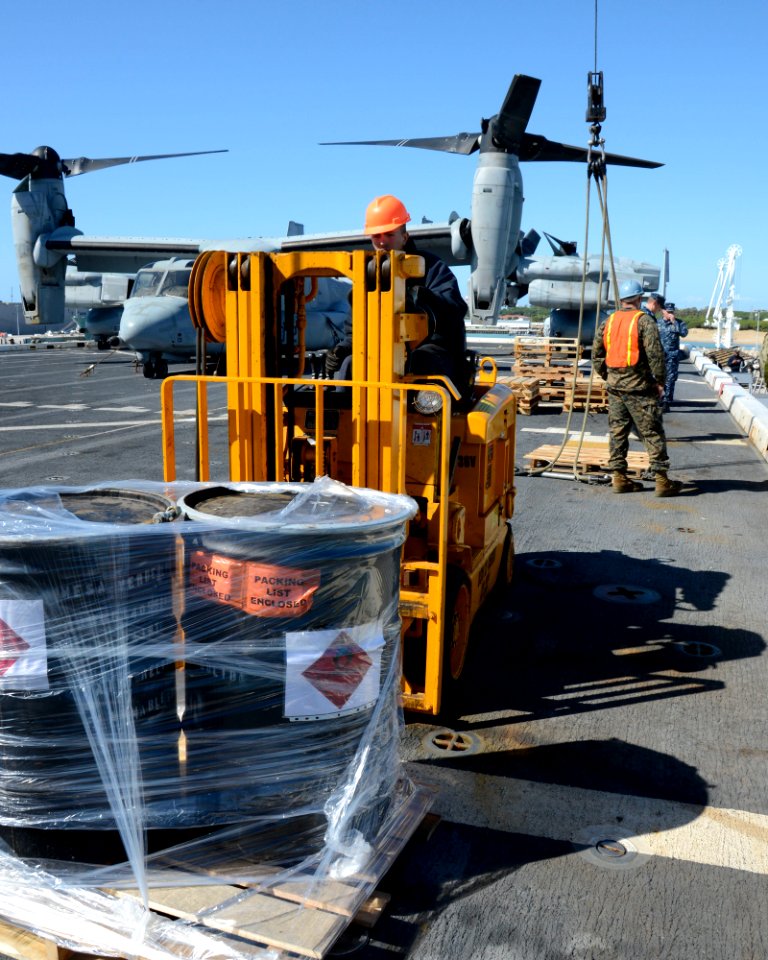 USS Mesa Verde re-supply 140224-N-HB951-089