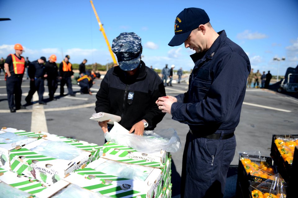 USS Mesa Verde re-supply 140224-N-BD629-485