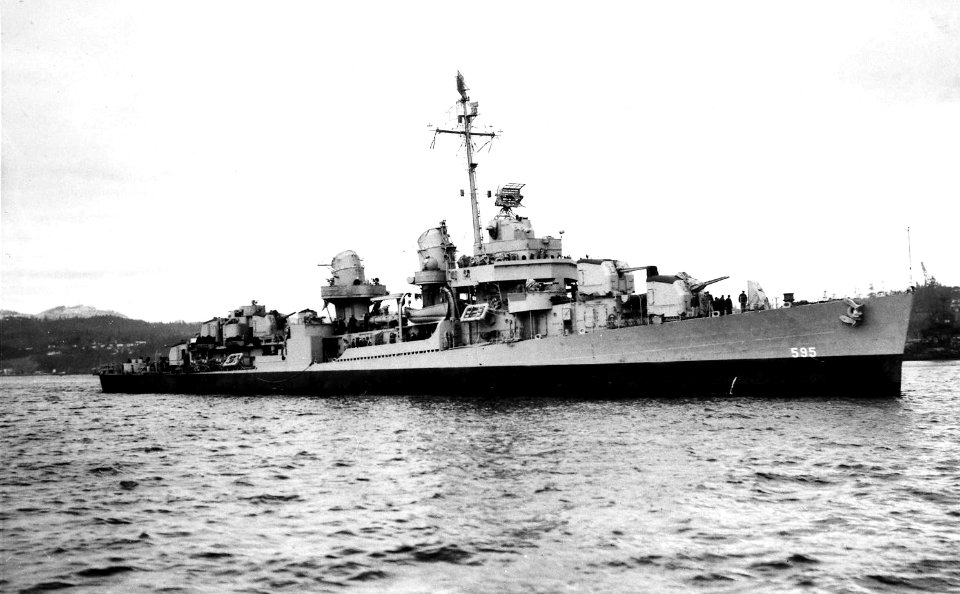 USS Metcalf (DD-595) at sea c1945