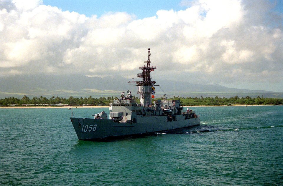 USS Meyerkord (FF-1058) departing Pearl Harbor on 1 February 1991 (6475428)