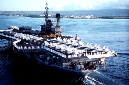USS Midway (CV-41) arriving at Pearl Harbor, Hawaii (USA), on 23 August 1991 (6479001)