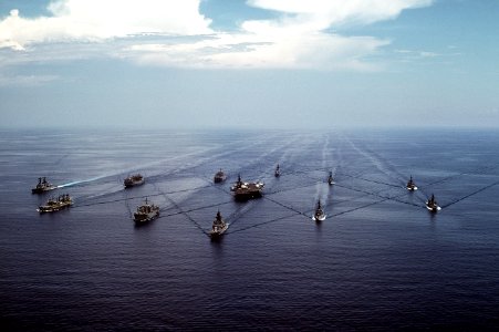 USS Midway (CV-41) carrier battle group underway in Makassar Strait on 28 September 1985 (6408112)