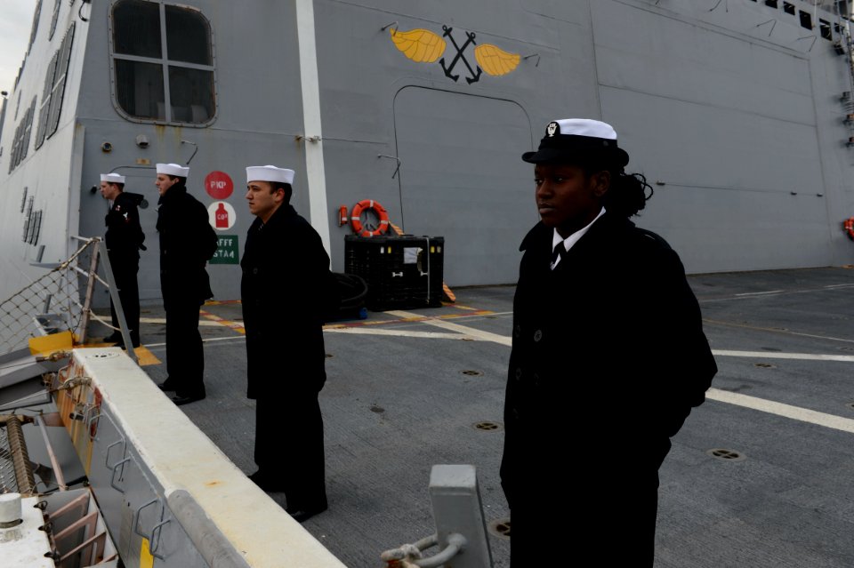 USS Mesa Verde sailors man the rails 140208-N-BD629-226
