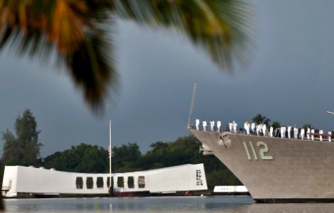 USS Michael Murphy renders honors to the USS Arizona Memorial. (8264510732)