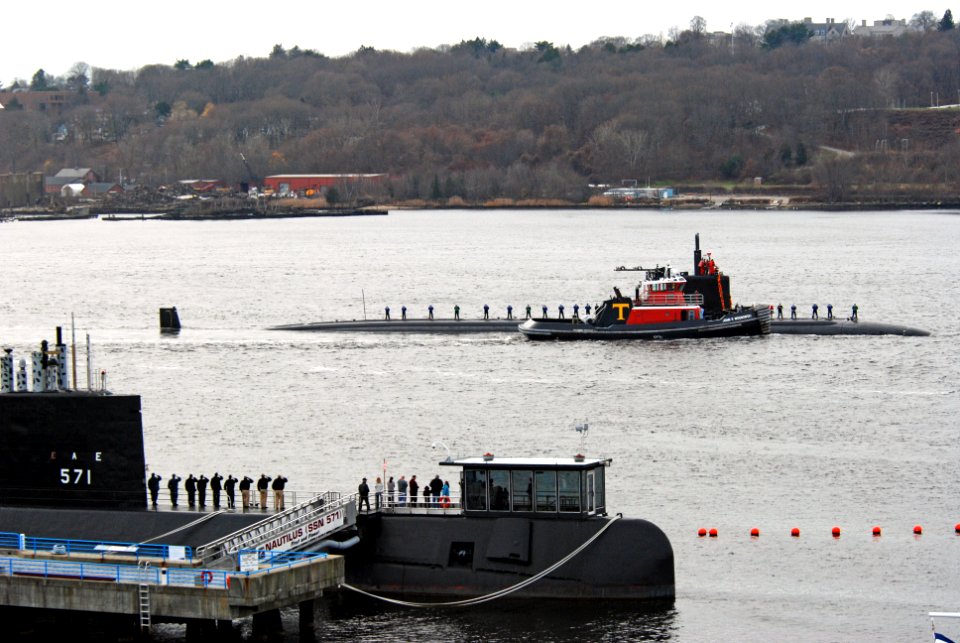 USS Miami transits the Thames River 091202-N-BM678-038