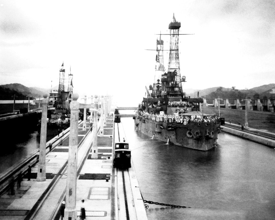 USS Missouri (BB-11) and USS Ohio (BB-12) in the locks of the Panama Canal, 1915 (18313084480)