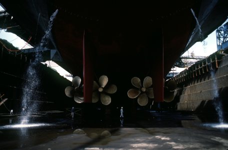 USS Midway (CV-41) screws, 1985
