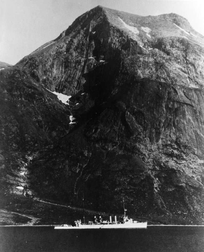 USS Milwaukee (CL-5) off Ivittuut, Greenland, in July 1924 (NH 96690)